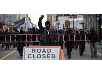 In piazza la "sinistra" tattica black bloc